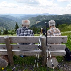 Auch im hohen Alter noch fit genug für die Wandertour in den Bergen sein: Dafür können wir schon in jungen Jahren etwas tun. (Sy