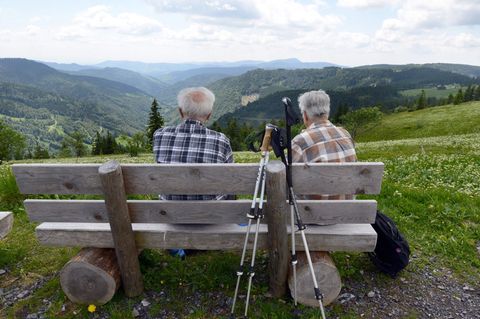 Auch im hohen Alter noch fit genug für die Wandertour in den Bergen sein: Dafür können wir schon in jungen Jahren etwas tun. (Sy