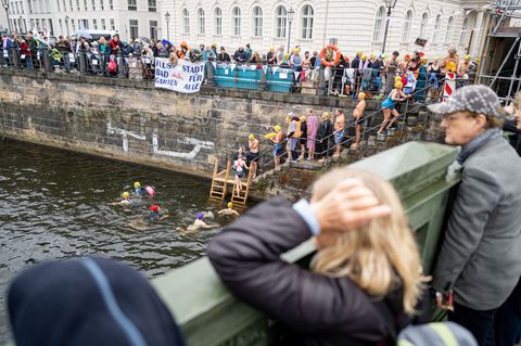Dutzende wagten sich bei herbstlichen Temperaturen in den Spreekanal, um gegen das Badeverbot in der Spree zu demonstrieren. Fot
