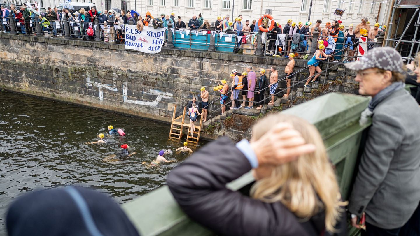 13-Grad-Wassertemperatur-Dem-Wetter-zum-Trotz-Dutzende-demonstrieren-in-der-Spree