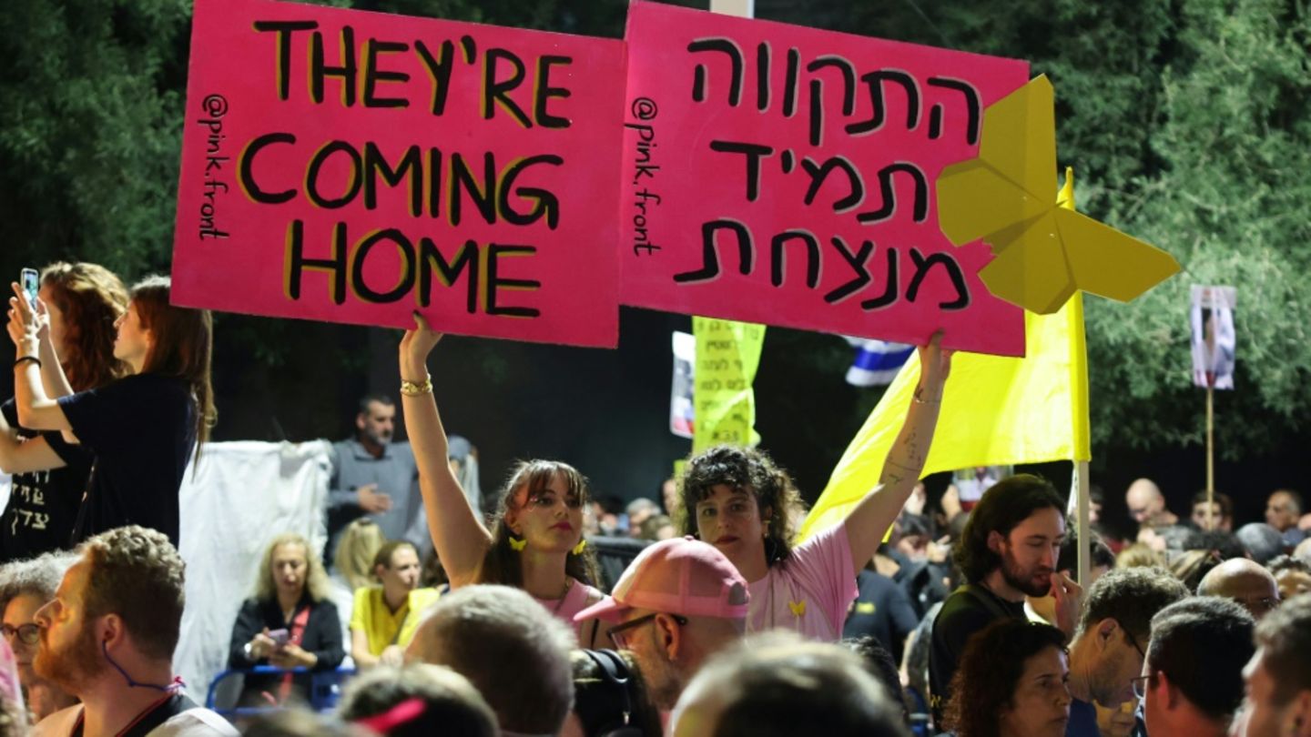 "Sie kommen nach Hause": Plakat auf Kundgebung in Tel Aviv