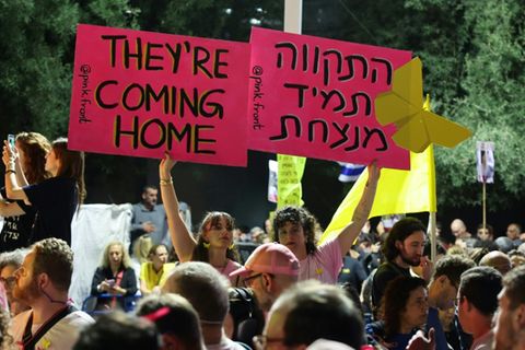 "Sie kommen nach Hause": Plakat auf Kundgebung in Tel Aviv