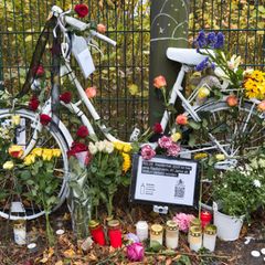 Mit einer Mahnwache haben Menschen in Hamburg an eine tödlich verletzte Radfahrerin erinnert. Foto: Marcus Golejewski/dpa