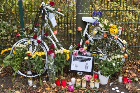 Mit einer Mahnwache haben Menschen in Hamburg an eine tödlich verletzte Radfahrerin erinnert. Foto: Marcus Golejewski/dpa