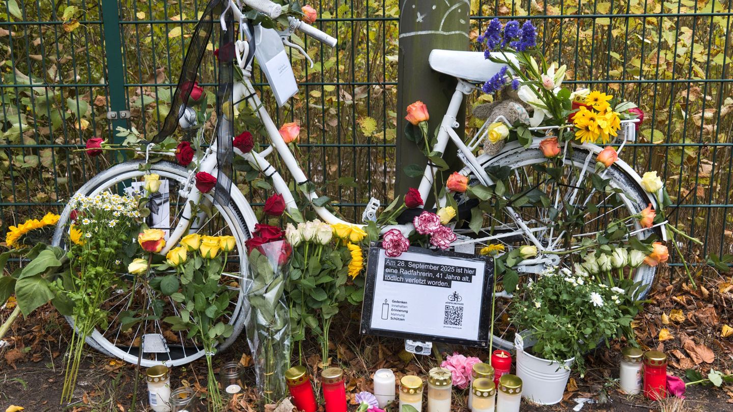 Mit einer Mahnwache haben Menschen in Hamburg an eine tödlich verletzte Radfahrerin erinnert. Foto: Marcus Golejewski/dpa