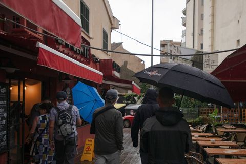 Auch Touristen bekamen das schlechte Wetter zu spüren. Foto: Clara Margais/dpa