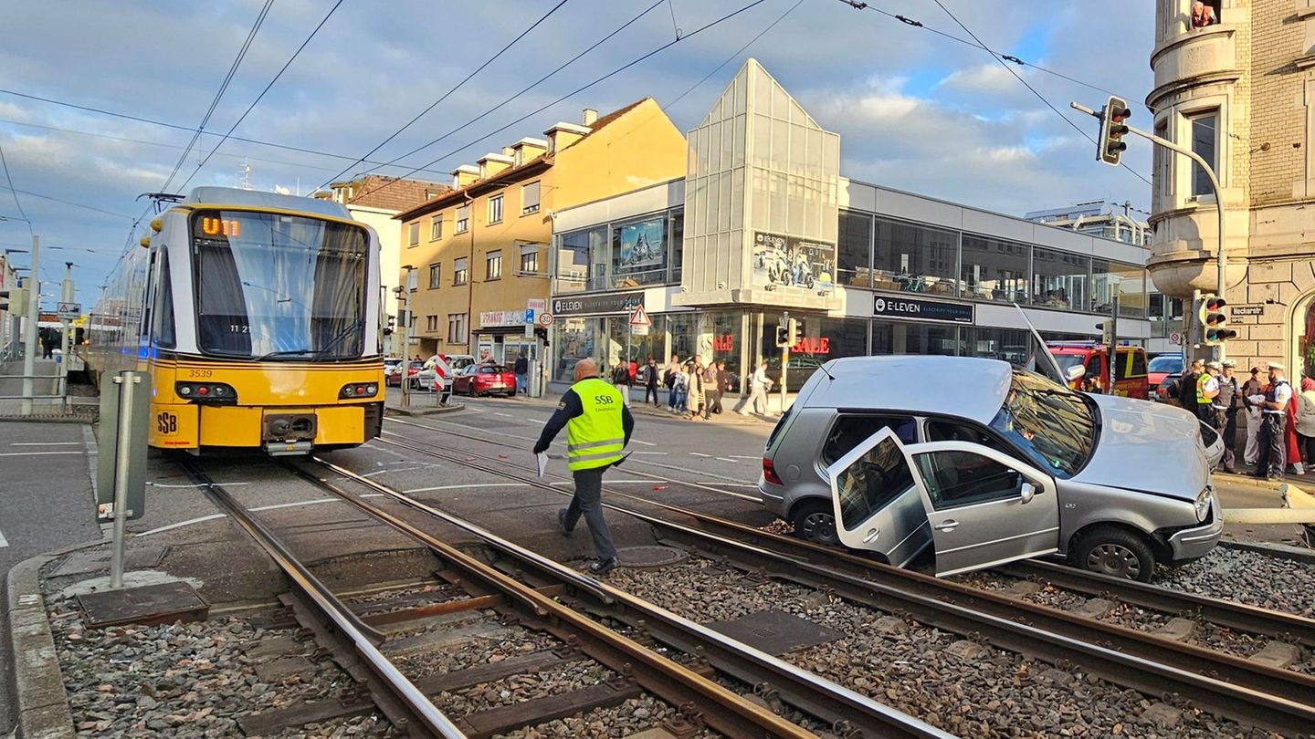 Zur Bergung musste ein Kran der Feuerwehr eingesetzt werden. Foto: Andreas Rosar/dpa