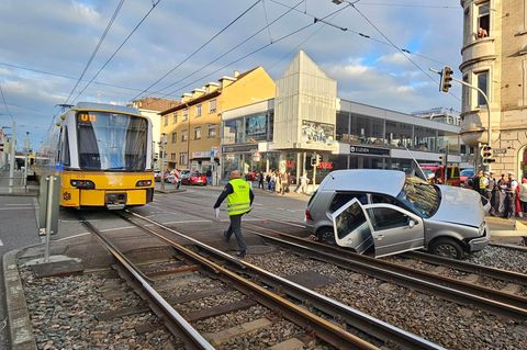 Zur Bergung musste ein Kran der Feuerwehr eingesetzt werden. Foto: Andreas Rosar/dpa