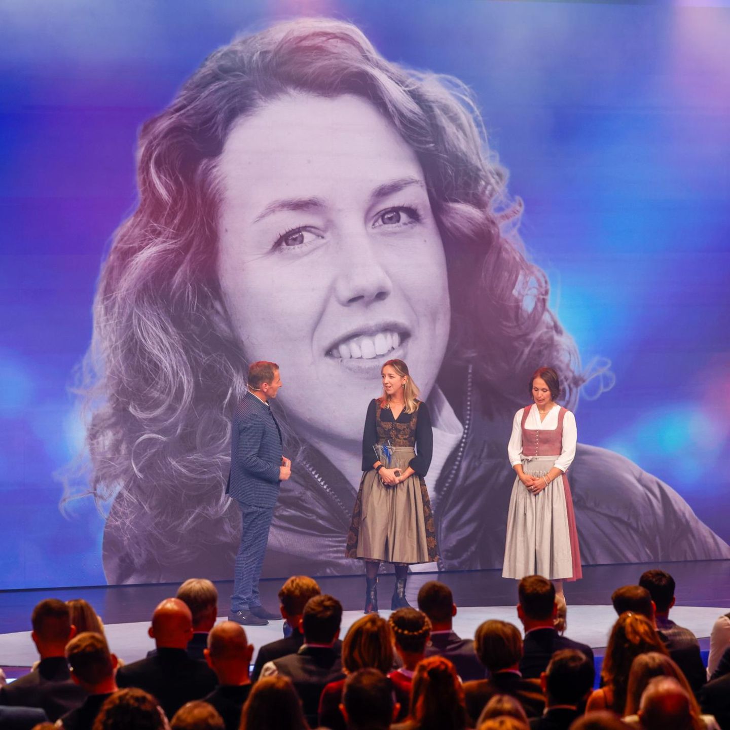 Franziska Preuß (M.) und Magdalena Neuner (r.) sprachen beim Bayerischen Sportpreis über Laura Dahlmeier