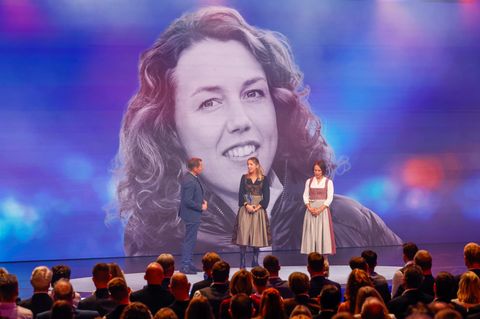 Franziska Preuß (M.) und Magdalena Neuner (r.) sprachen beim Bayerischen Sportpreis über Laura Dahlmeier