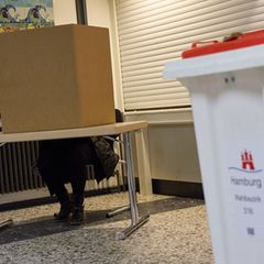 Die Abstimmungslokale waren bis 18.00 Uhr geöffnet, nun werden die Stimmen ausgezählt. Foto: Georg Wendt/dpa