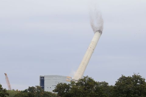 Der Schornstein kippte wie geplant zur Seite weg. Foto: Christoph Reichwein/dpa
