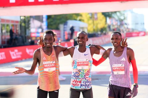 Jacob Kiplimo (M) aus Uganda hat den Chicago-Marathon gewonnen. Foto: Richard Dizon/ZUMA Press Wire/dpa