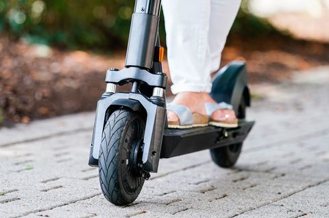 Auf einem E-Scooter dürfen nicht mehrere Personen fahren. (Symbolbild) Foto: Uwe Anspach/dpa
