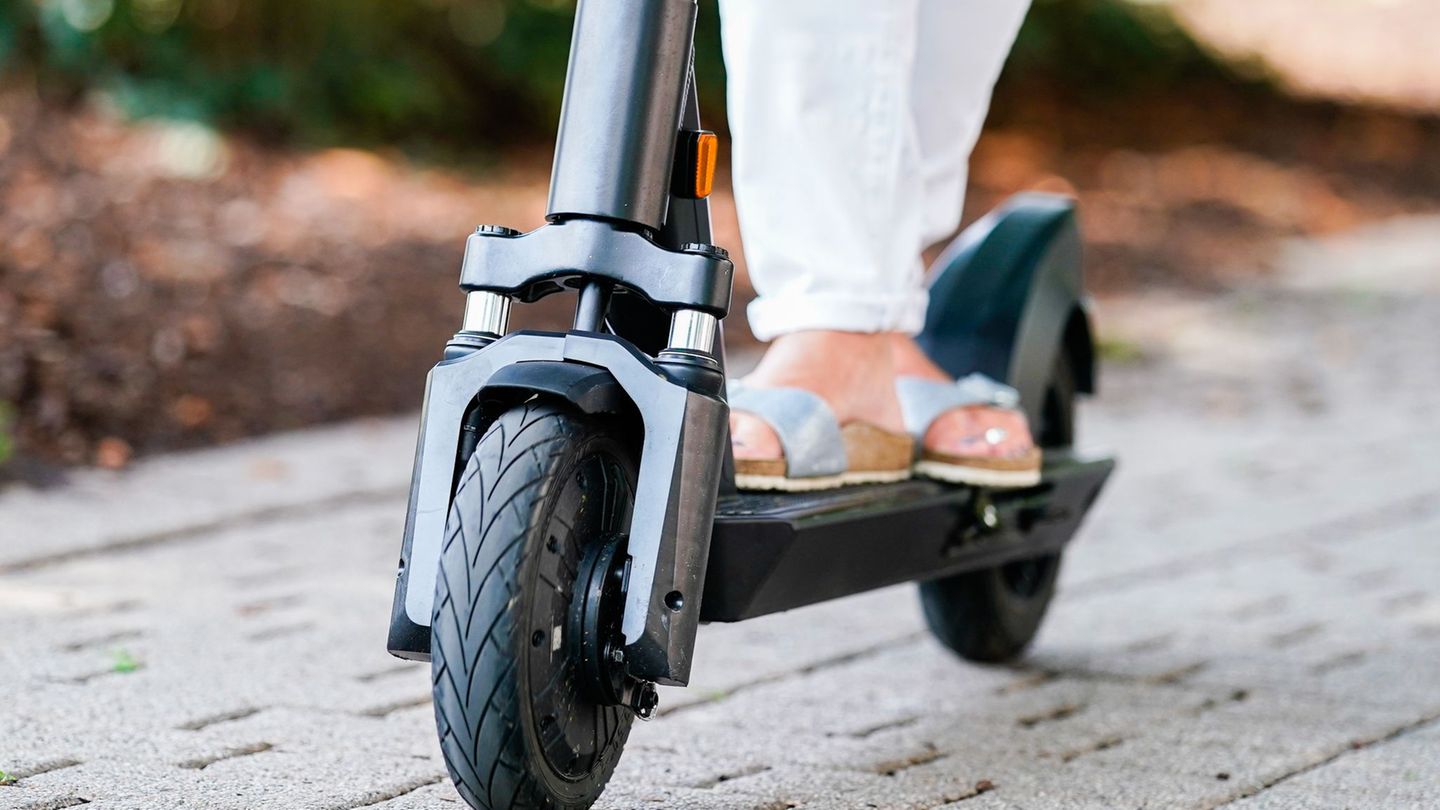 Auf einem E-Scooter dürfen nicht mehrere Personen fahren. (Symbolbild) Foto: Uwe Anspach/dpa