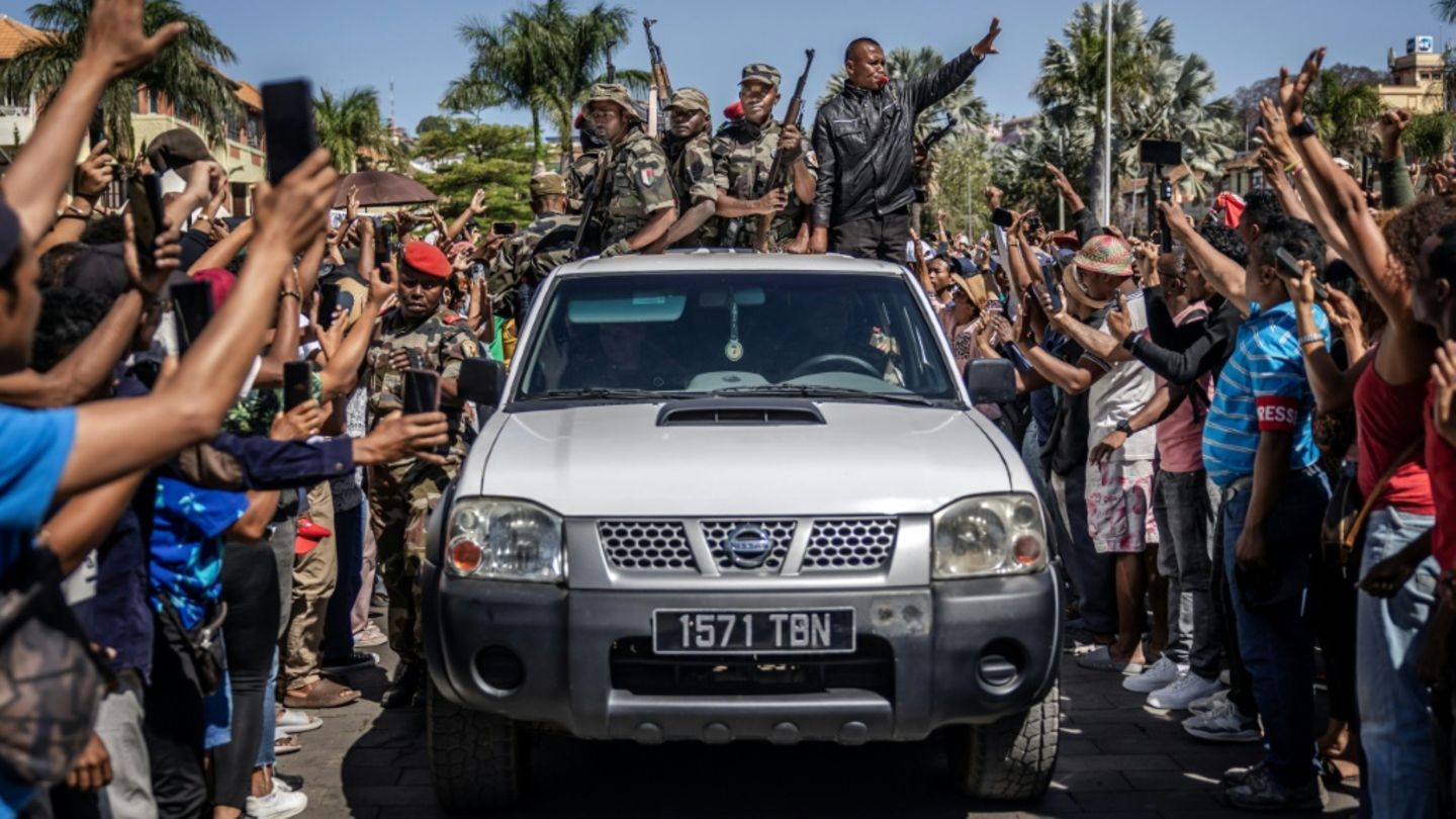 Mitglieder der Armee-Einheit Capsat werden in Antananarivo begrüßt