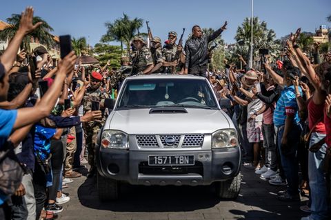Mitglieder der Armee-Einheit Capsat werden in Antananarivo begrüßt