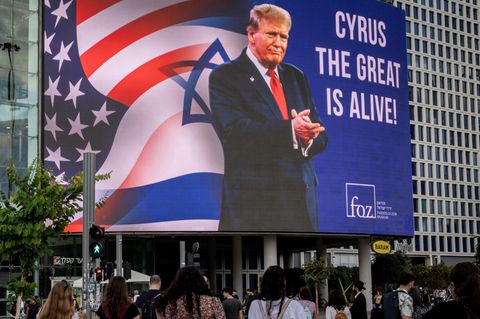 Ein Billboard in Tel Aviv vergleicht Donald Trump mit Kyros dem Großen, dem laut Bibel die Befreiung der Juden aus Babylon zugeschrieben wird