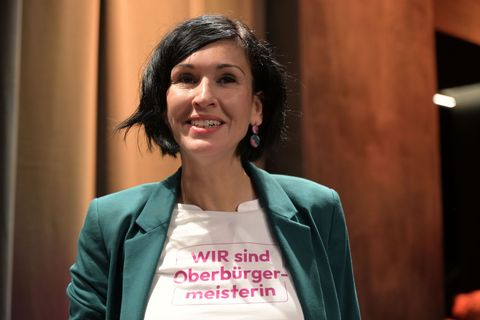 Noosha Aubel trägt ein T-Shirt mit der Aufschrift: "Wir sind Oberbürgermeisterin". Foto: Michael Bahlo/dpa