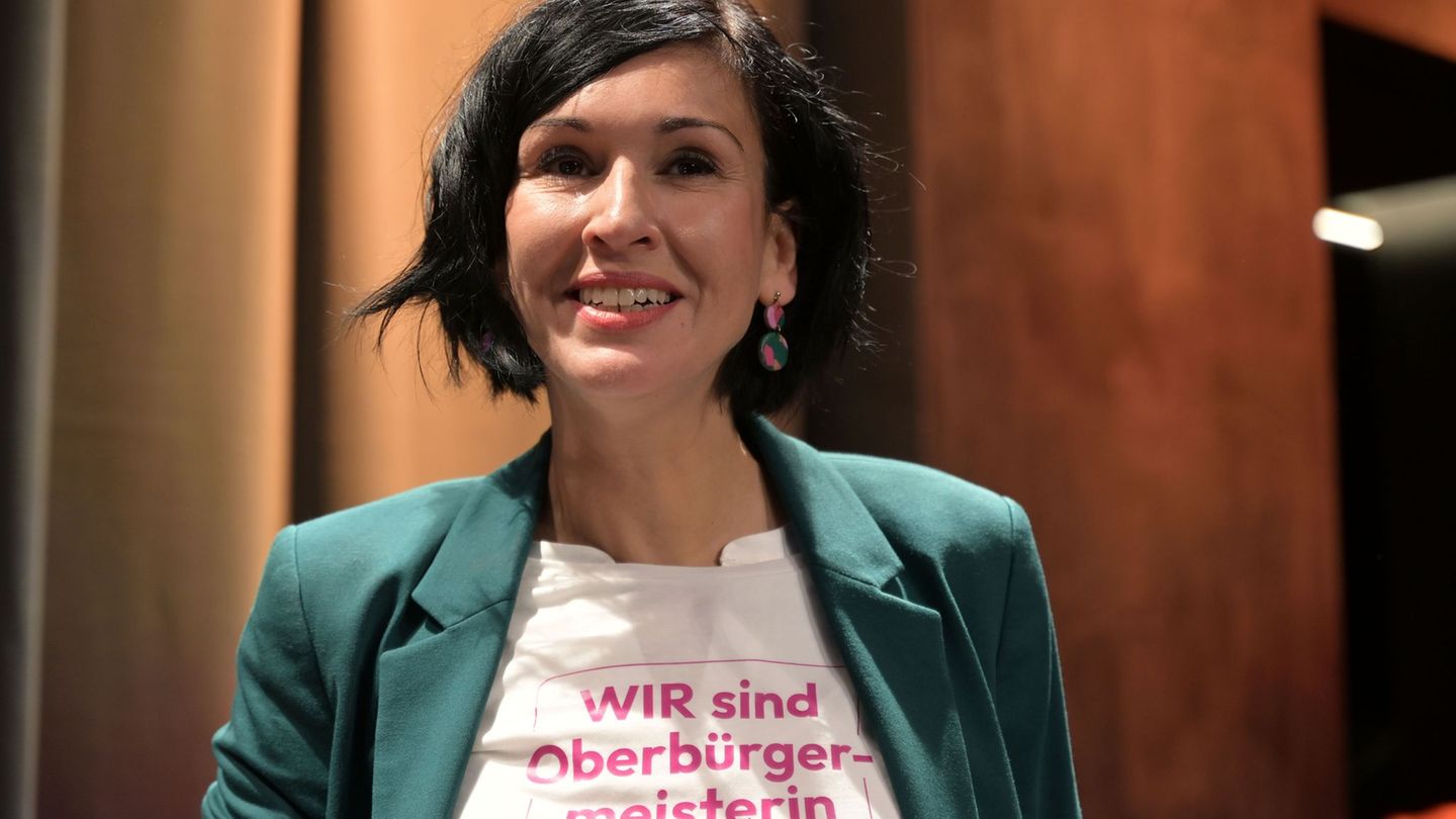 Noosha Aubel trägt ein T-Shirt mit der Aufschrift: "Wir sind Oberbürgermeisterin". Foto: Michael Bahlo/dpa