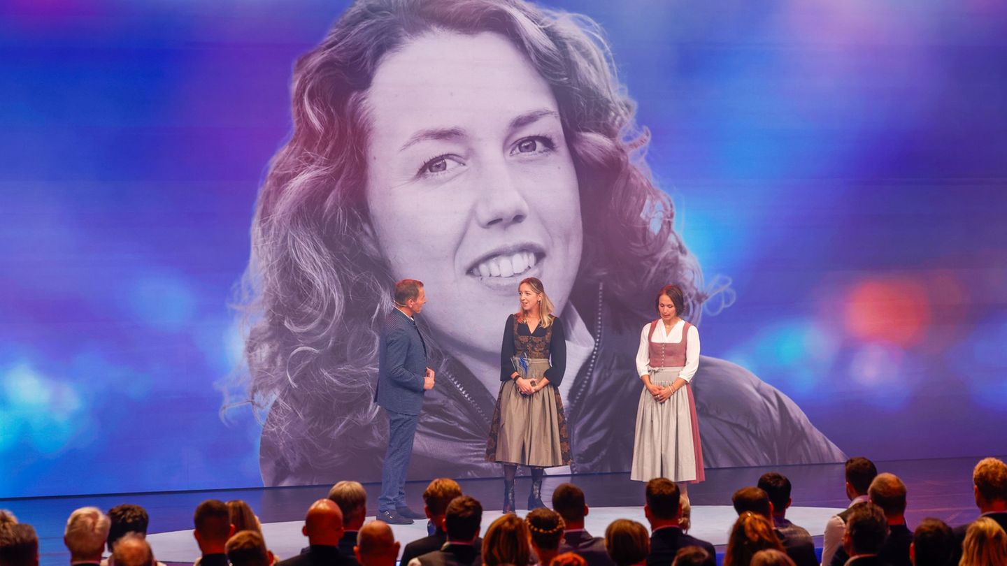 Die Biathletinnen Franziska Preuß und Magdalena Neuner (hier mir Moderator Markus Othmer vor einem Bild von Laura Dahlmeier) hab