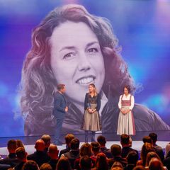Die Biathletinnen Franziska Preuß und Magdalena Neuner (hier mir Moderator Markus Othmer vor einem Bild von Laura Dahlmeier) hab