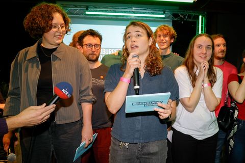 Die Sprecherin der Initiative, Rittmann, redet auf einer Veranstaltung in ein Mikrofon. Foto: Georg Wendt/dpa