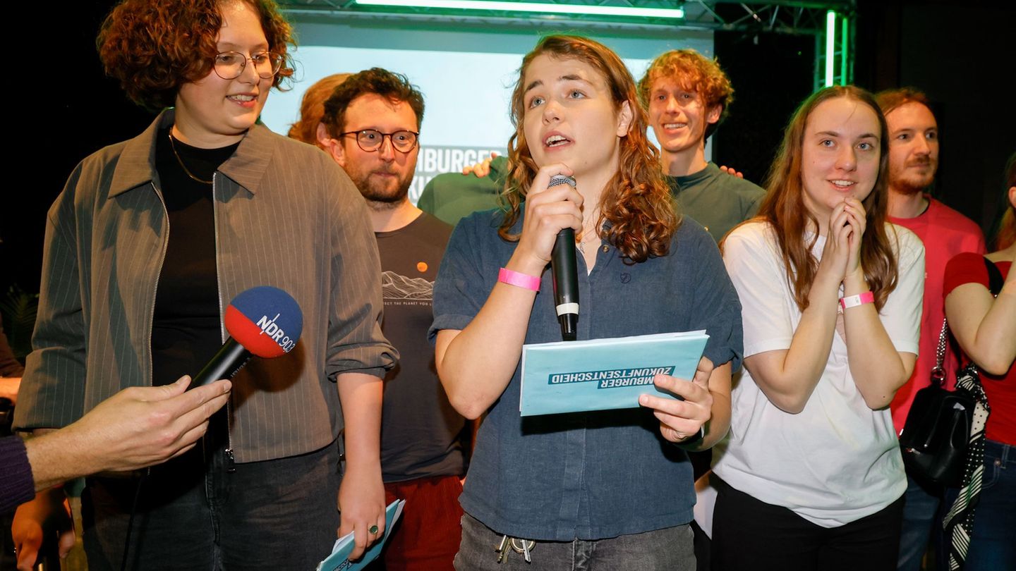 Die Sprecherin der Initiative, Rittmann, redet auf einer Veranstaltung in ein Mikrofon. Foto: Georg Wendt/dpa