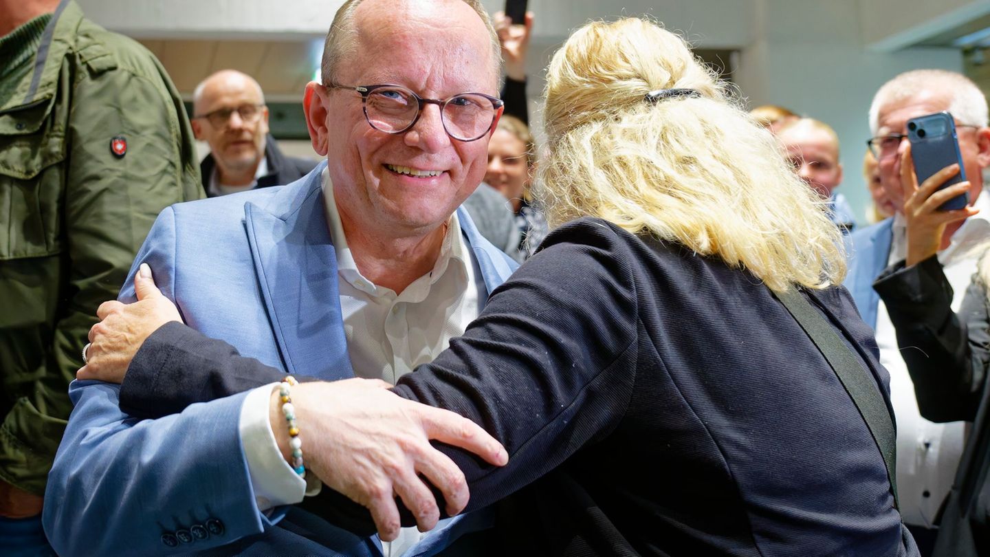 Der 57 Jahre alte Hochschulprofessor Klaus Blettner (l) hat die Stichwahl gewonnen. Foto: Uwe Anspach/dpa
