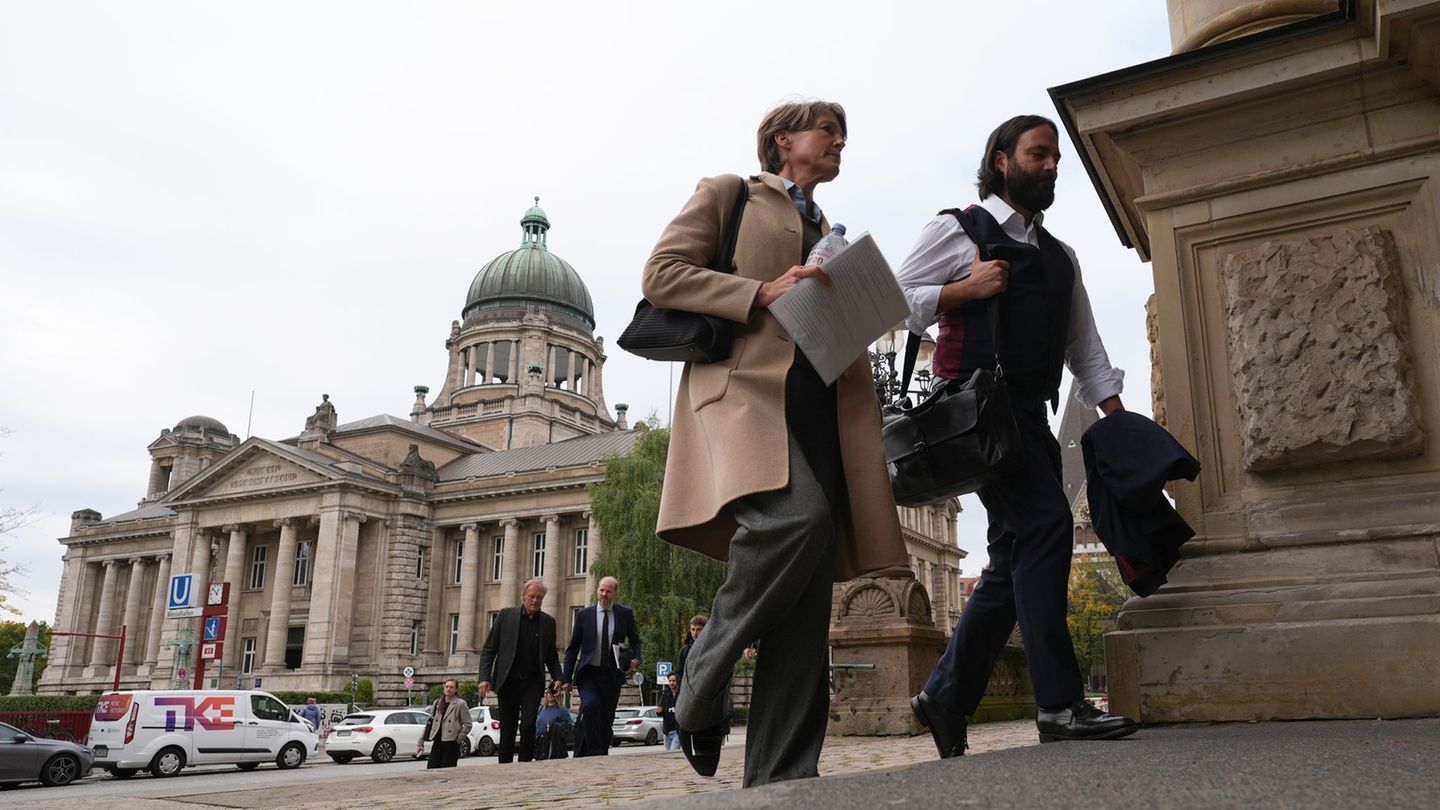 Angeklagte Block (links) und ihr Anwalt Bott (rechts) betreten das Hamburger Landgericht. (Archivbild) Foto: Marcus Brandt/dpa