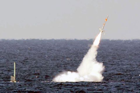 Ein Tomahawk-Marschflugkörper wird während einer Übung von einem U-Boot aus abgeschossen