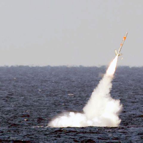 Ein Tomahawk-Marschflugkörper wird während einer Übung von einem U-Boot aus abgeschossen