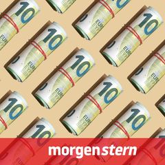Bargeld: 100-Euro-Scheine liegen gebündelt auf einem Tisch