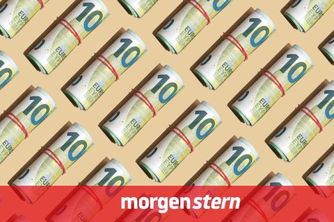 Bargeld: 100-Euro-Scheine liegen gebündelt auf einem Tisch