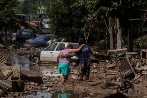 Überschwemmungen und Erdrutsche haben vielen Straßen unpassierbar gemacht. Foto: Felix Marquez/AP/dpa