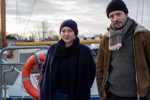 "Solo für Weiss: Gefährliche Gewässer": Nora Weiss (Anna Maria Mühe) und Ben Salawi (Camill Jammal) ermitteln am Hafen.