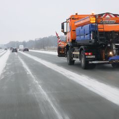 Noch liegt kein Schnee auf den Straßen - doch die Straßenmeistereien bereiten sich schon einmal vor. (Archivbild) Foto: Christia
