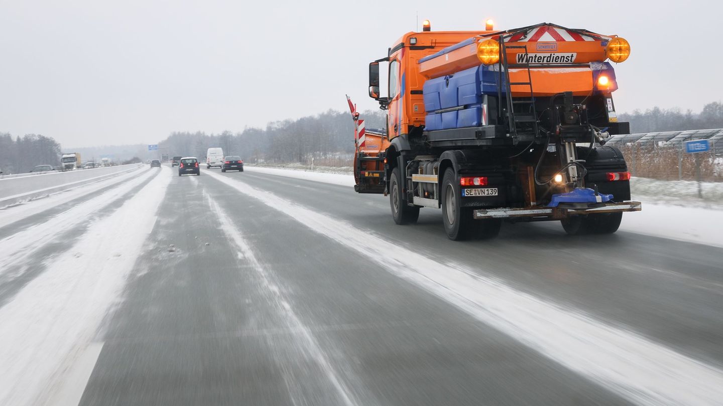 Noch liegt kein Schnee auf den Straßen - doch die Straßenmeistereien bereiten sich schon einmal vor. (Archivbild) Foto: Christia