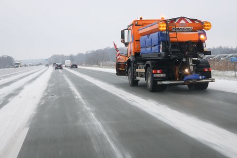 Noch liegt kein Schnee auf den Straßen - doch die Straßenmeistereien bereiten sich schon einmal vor. (Archivbild) Foto: Christia