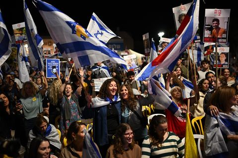 Unzählige Menschen haben sich in der Nacht versammelt, um die verbliebenen Geiseln aus dem Gazastreifen am Morgen zu empfangen