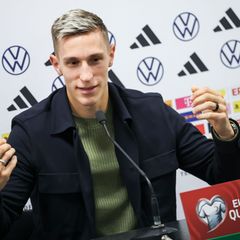 Nico Schlotterbeck spricht im Windsor Park von Belfast. Foto: Christian Charisius/dpa