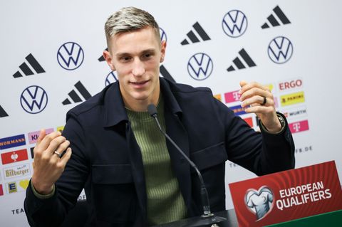 Nico Schlotterbeck spricht im Windsor Park von Belfast. Foto: Christian Charisius/dpa