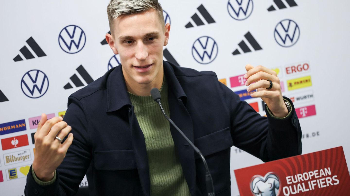 Nico Schlotterbeck spricht im Windsor Park von Belfast. Foto: Christian Charisius/dpa