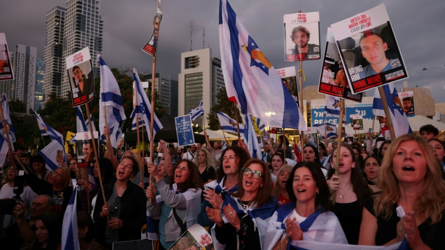 Menschen auf dem Platz der Geiseln in Tel Aviv
