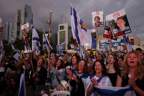 Menschen auf dem Platz der Geiseln in Tel Aviv