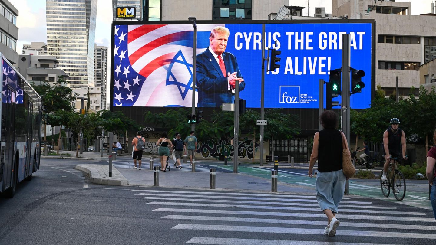 Billboard in Tel Aviv zeigt Donald Trump im Vergleich mit Kyros dem Großen