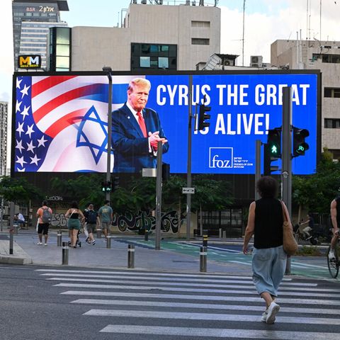 Billboard in Tel Aviv zeigt Donald Trump im Vergleich mit Kyros dem Großen