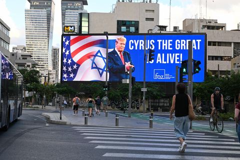 Billboard in Tel Aviv zeigt Donald Trump im Vergleich mit Kyros dem Großen