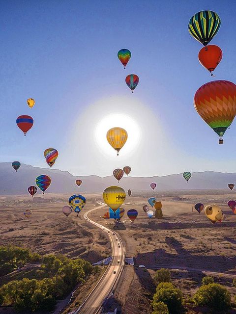 Bis zu 300 Meter hoch steigen die Heißluftballons und bieten nicht nur ein farbenfrohes Spektakel, sondern auch eine spektakuläre Aussicht (Archivbild)