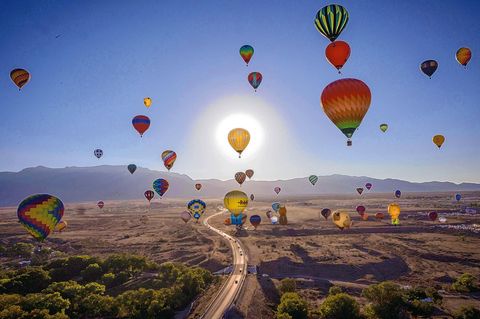 Bis zu 300 Meter hoch steigen die Heißluftballons und bieten nicht nur ein farbenfrohes Spektakel, sondern auch eine spektakuläre Aussicht (Archivbild)
